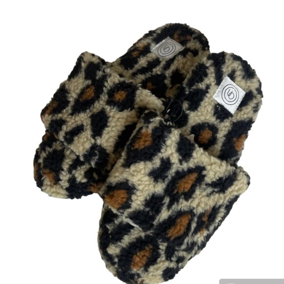 ⭐️ Leopard Cheetah Sherpa Like Trendy Artsy Cat Comfy Lounge Home Hip Slippers - Picture 1 of 5